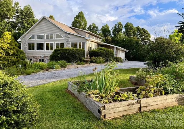 Photo 4 of Sale Pending at 150 Hobby Horse Ln, Hendersonville, NC 28792 | MLS# 4397128 | Listing updated on 2026-08-27