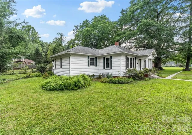 Homes for sale in Brevard, NC | 196 E French Broad St, Brevard, NC 28712 | MLS# 4397130
