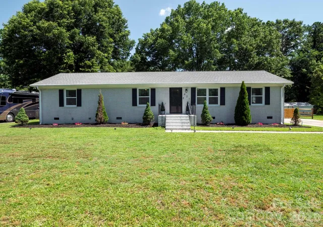 Homes for sale in Matthews, NC | 421 Catawba Cir N, Matthews, NC 28104 | MLS# 4397270