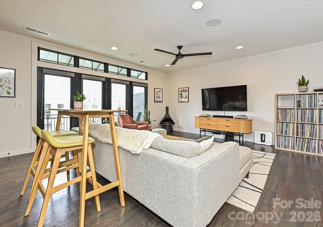 Photo 4 of Townhouse for sale at 432 E 33rd Street, Charlotte, NC 28205 | MLS# 4397300 | Listing updated on 2026-10-15