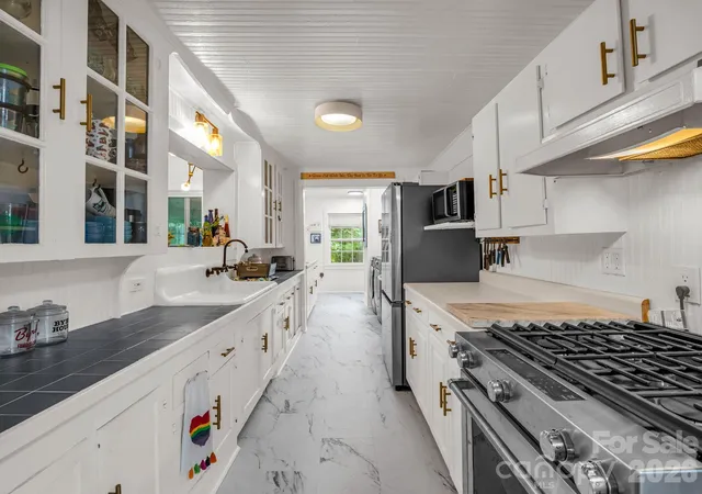 Photo 3 of Single family home for sale at 23 Sunset Dr, Black Mountain, NC 28711 | MLS# 4397312 | Listing updated on 2026-09-29