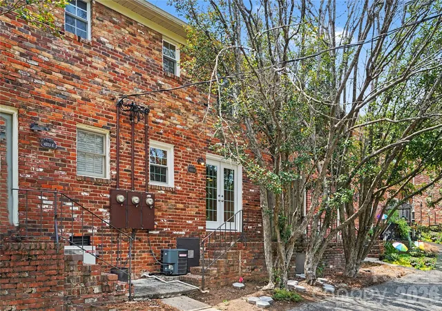 Listing Photo 2 - Condo for sale in building located at 4333 Hathaway St, Charlotte, NC 28211