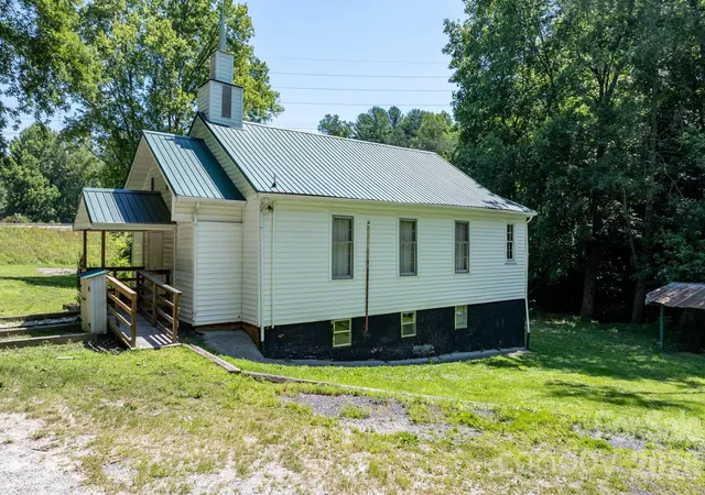 Photo 4 of Single family home for sale at 1715 Morningstar Church Rd, Lenoir, NC 28645 | MLS# 4397399 | Listing updated on 2026-09-20