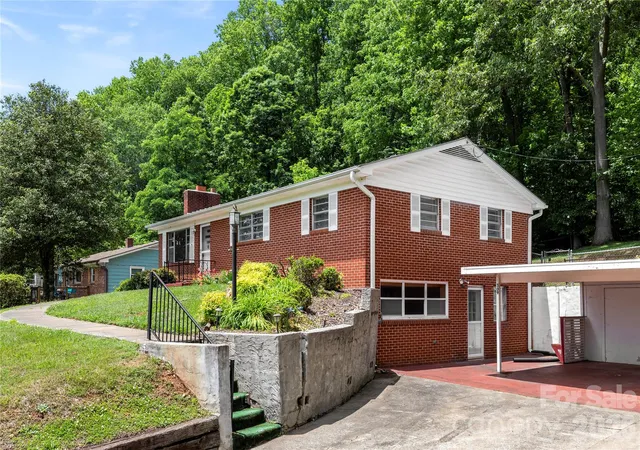 3rd image of 309 Oak Hill Rd, Candler, NC 28715 | MLS# 4397401