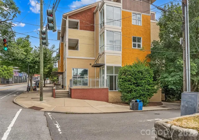 2nd image of 125 S Lexington Ave, Asheville, NC 28801