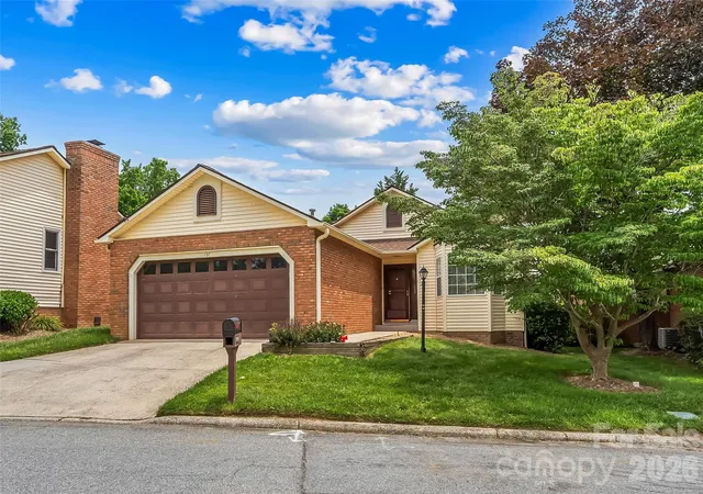 Homes for sale in Hendersonville, NC | 137 Exeter Ct, Hendersonville, NC 28791 | MLS# 4397622