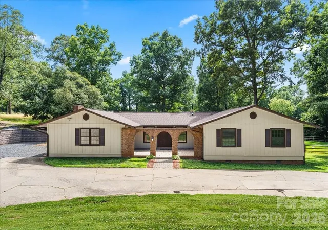 1st image of 4024 Wandering Ln Ne, Hickory, NC 28601 | MLS# 4397647