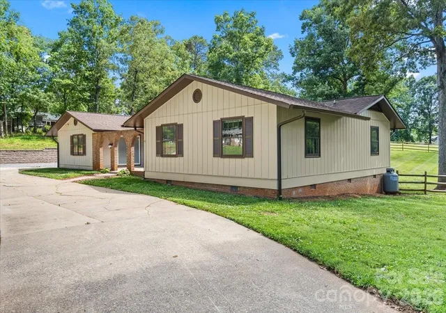 3rd image of 4024 Wandering Ln Ne, Hickory, NC 28601 | MLS# 4397647