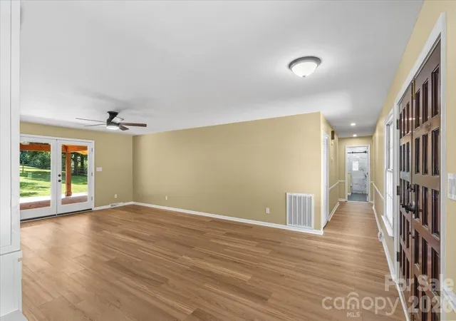 Photo 4 of Single family home for sale at 4024 Wandering Ln NE, Hickory, NC 28601 | MLS# 4397647 | Listing updated on 2026-09-20