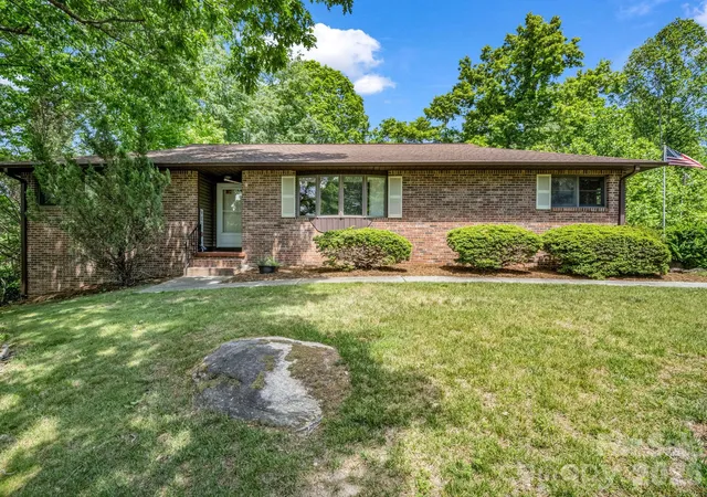 Photo 1 of Single family home for sale at 156 Deer Run, Hendersonville, NC 28739 | MLS# 4397683 | Listing updated on 2026-09-21