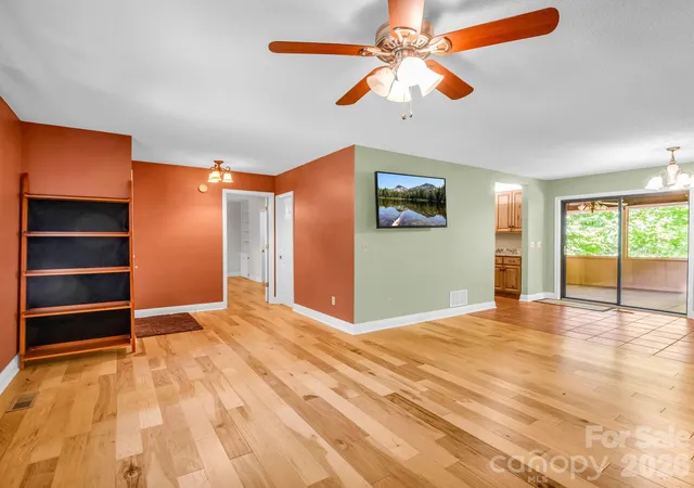 Photo 3 of Single family home for sale at 156 Deer Run, Hendersonville, NC 28739 | MLS# 4397683 | Listing updated on 2026-09-21