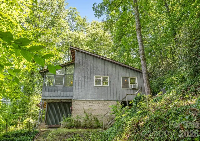 Photo 3 of Single family home for sale at 376 Stoney Brk Rd, Hendersonville, NC 28739 | MLS# 4397828 | Listing updated on 2026-08-29