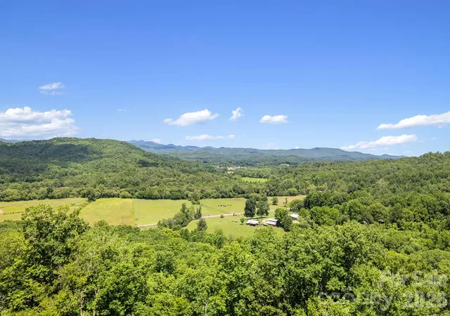 Photo 2 of Single family home for sale at 376 Stoney Brk Rd, Hendersonville, NC 28739 | MLS# 4397828 | Listing updated on 2026-08-29
