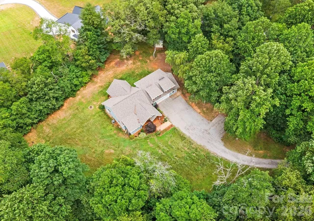 Photo 4 of Single family home for sale at 116 W Hiawatha Ct, Asheville, NC 28806 | MLS# 4397854 | Listing updated on 2026-08-28