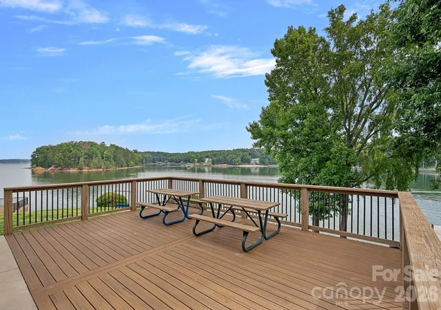 Homes for sale in Tega Cay, SC | 710 Fairway Point Dr, Tega Cay, SC 29708 | MLS# 4397898