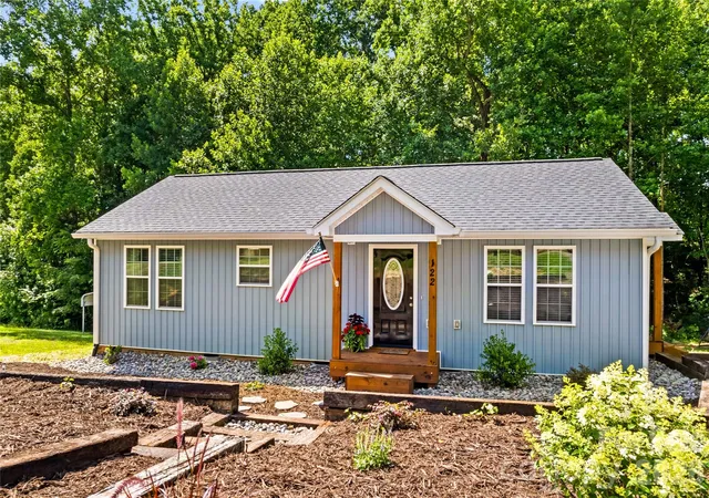 Photo 1 of Single family home for sale at 122 S Yadkin River Rd, Statesville, NC 28625 | MLS# 4397899 | Listing updated on 2026-09-08
