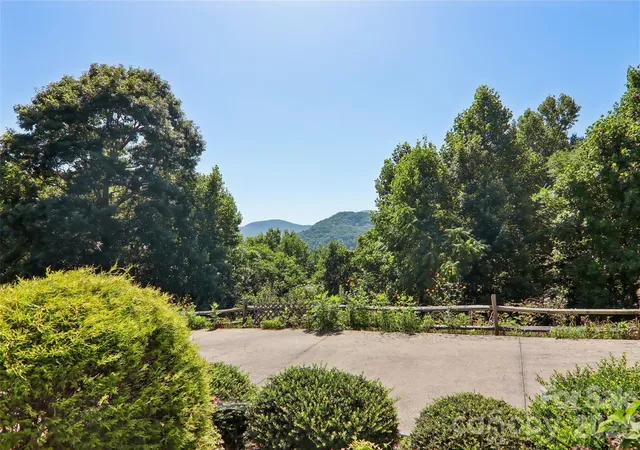 3rd image of 959 Silverglen Wy, Hendersonville, NC 28792 | MLS# 4397996