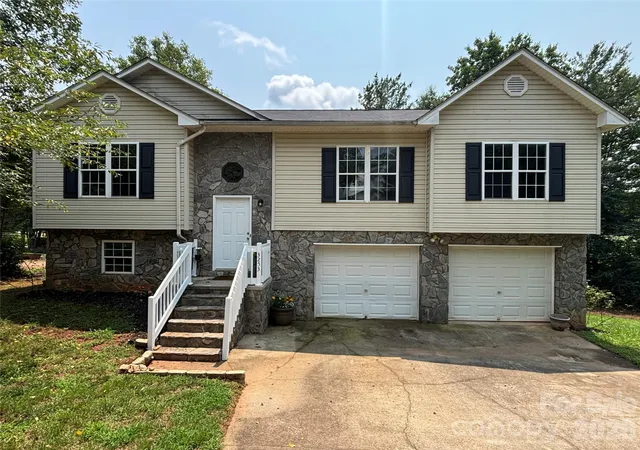 Photo 1 of Single family home for sale at 3253 Capital Ct, Lenoir, NC 28645 | MLS# 4398003 | Listing updated on 2026-09-17