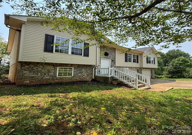 Photo 3 of Single family home for sale at 3253 Capital Ct, Lenoir, NC 28645 | MLS# 4398003 | Listing updated on 2026-09-17