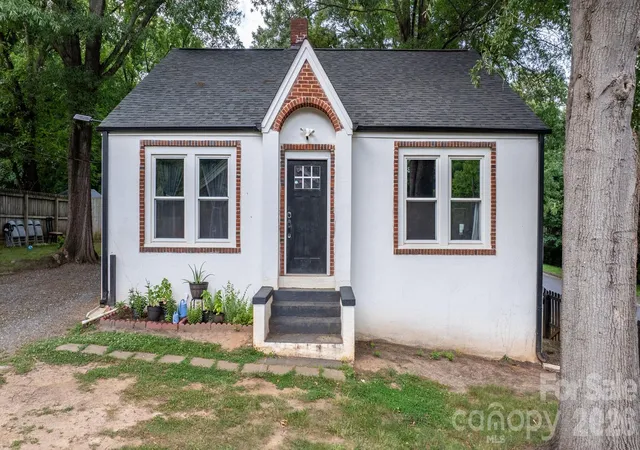 1st image of 331 5th Ave Se, Hickory, NC 28602 | MLS# 4398028