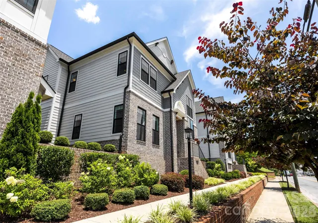 Photo 3 of Single family home for sale at 414 S Main St, Belmont, NC 28012 | MLS# 4398037 | Listing updated on 2026-08-16
