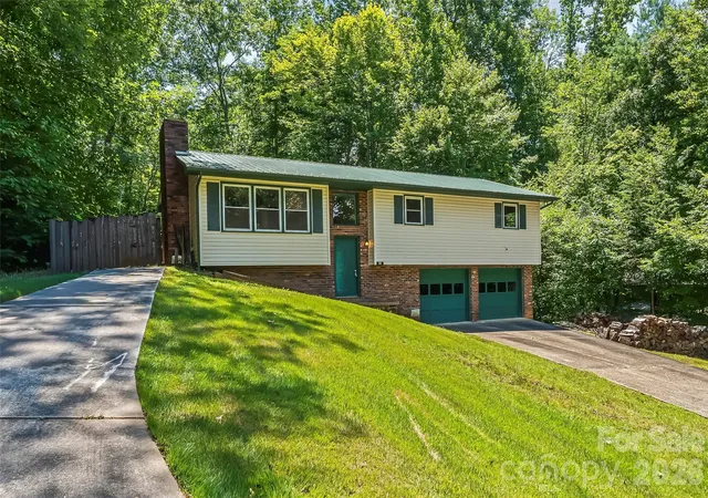 Photo 3 of Single family home for sale at 32 Swanns View Dr, Marion, NC 28752 | MLS# 4398128 | Listing updated on 2026-08-11