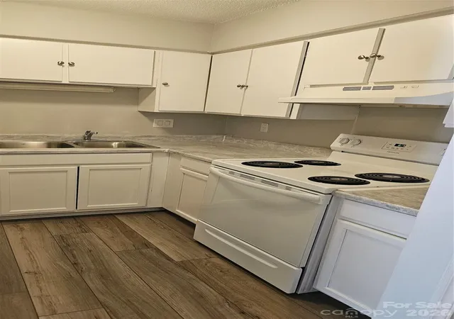 Listing Photo 4 - Condo for sale in building located at 7984 Shady Oak Trl, Charlotte, NC 28210 - Unit #187