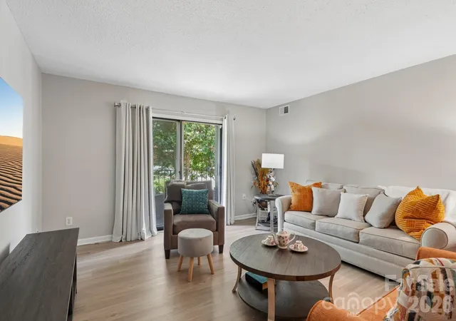 Listing Photo 4 - Condo for sale in building located at 4736 Hedgemore Dr, Charlotte, NC 28209 - Unit #G