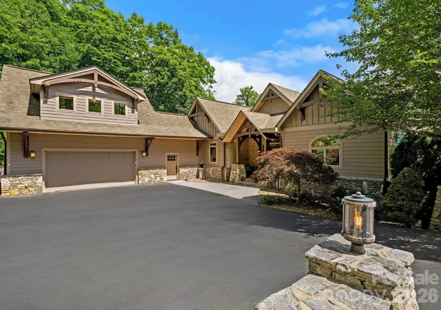 Photo 3 of Single family home for sale at 241 Glen Eagle Dr, Waynesville, NC 28786 | MLS# 4398501 | Listing updated on 2026-10-09