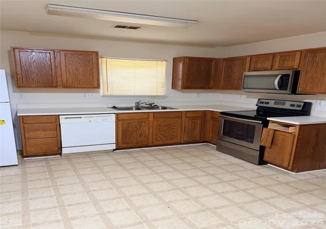 Photo 4 of Sale Pending at 3834 Brookchase Ln, Charlotte, NC 28205 | MLS# 4398531 | Listing updated on 2026-10-03
