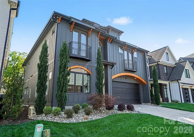Photo 2 of Single family home for sale at 915 Laurel Crk Ln, Charlotte, NC 28211 | MLS# 4398548 | Listing updated on 2026-07-18