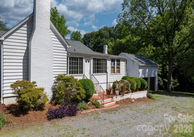 Photo 4 of Single family home for sale at 608 1st Street W, Conover, NC 28613 | MLS# 4398587 | Listing updated on 2026-08-03