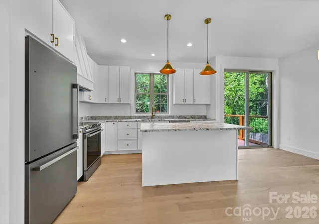 Photo 2 of Single family home for sale at 225 Edgewood Rd S, Asheville, NC 28803 | MLS# 4398598 | Listing updated on 2026-09-25