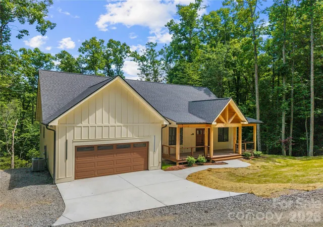 2nd image of 210 Hickory Tree Ln, Hendersonville, NC 28739 | MLS# 4398599