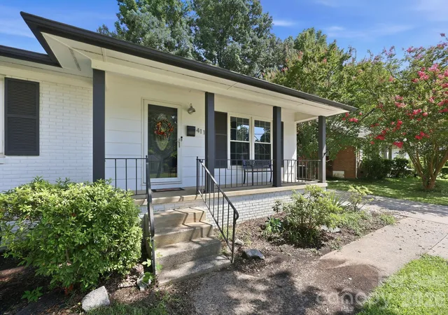 Photo 2 of Single family home for sale at 4116 Tipperary Pl, Charlotte, NC 28215 | MLS# 4398793 | Listing updated on 2026-10-02