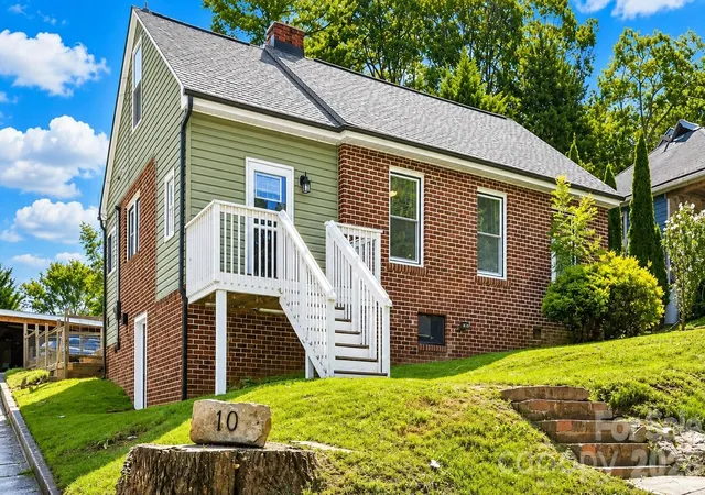 Photo 1 of Single family home for sale at 10 Enka Oak St, Candler, NC 28715 | MLS# 4398797 | Listing updated on 2026-10-02