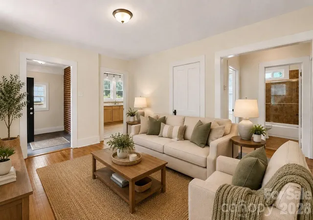 Photo 3 of Single family home for sale at 10 Enka Oak St, Candler, NC 28715 | MLS# 4398797 | Listing updated on 2026-10-02
