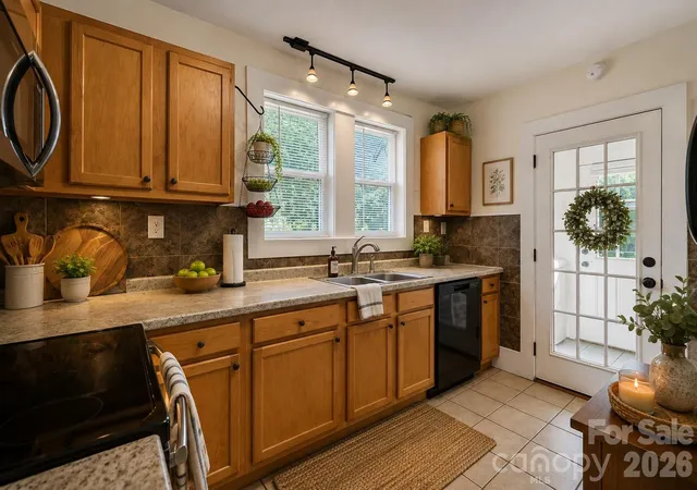 Photo 3 of Single family home for sale at 10 Enka Oak St, Candler, NC 28715 | MLS# 4398797 | Listing updated on 2026-10-02