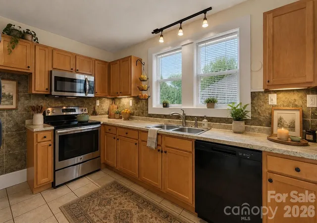 Photo 4 of Single family home for sale at 10 Enka Oak St, Candler, NC 28715 | MLS# 4398797 | Listing updated on 2026-10-02
