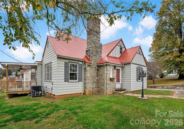 Photo 1 of Single family home for sale at 141 N Madison St, Marion, NC 28752 | MLS# 4398809 | Listing updated on 2026-09-02
