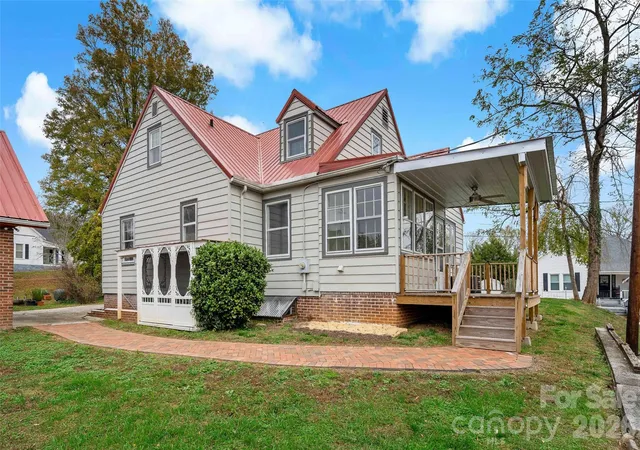 Photo 4 of Single family home for sale at 141 N Madison St, Marion, NC 28752 | MLS# 4398809 | Listing updated on 2026-09-02