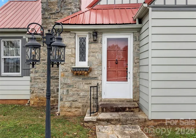 Photo 5 of Single family home for sale at 141 N Madison St, Marion, NC 28752 | MLS# 4398809 | Listing updated on 2026-09-02