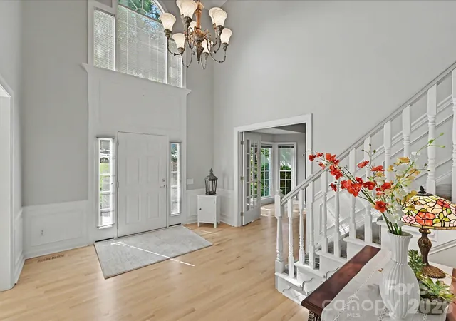 Photo 4 of Single family home for sale at 5710 Kinglet Ln, Charlotte, NC 28269 | MLS# 4398828 | Listing updated on 2026-08-22