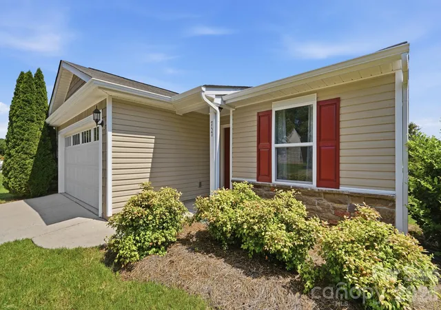 Photo 3 of Single family home for sale at 757 Willow Crk Dr, Gastonia, NC 28054 | MLS# 4398894 | Listing updated on 2026-08-12