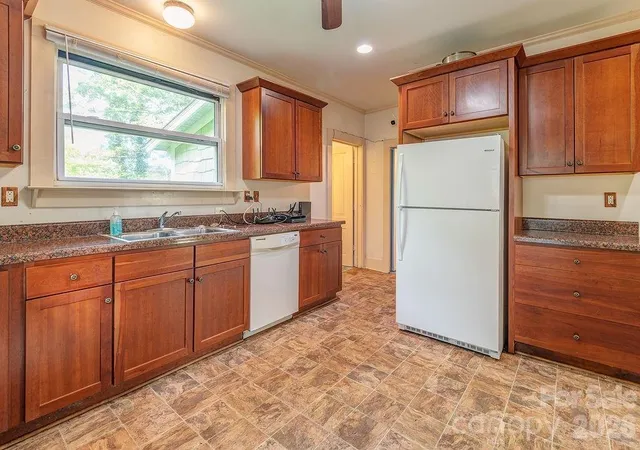 4th image of 648 Lakeshore Dr, Asheville, NC 28804 | MLS# 4398903