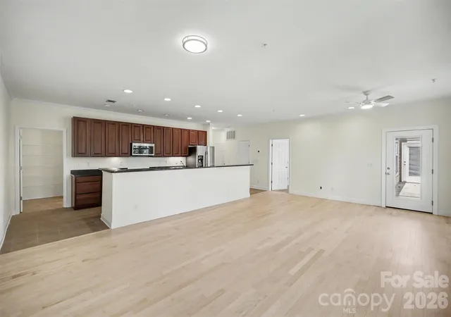 4th image of 1000 E Woodlawn Rd #415, Charlotte, NC 28209 | MLS# 4398955