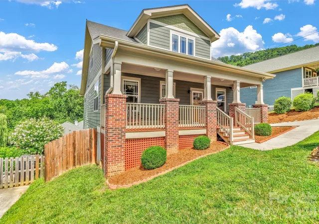 Photo 3 of Single family home for sale at 18 Byrdcliffe Ln, Asheville, NC 28805 | MLS# 4398976 | Listing updated on 2026-10-04