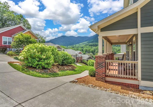 Photo 4 of Single family home for sale at 18 Byrdcliffe Ln, Asheville, NC 28805 | MLS# 4398976 | Listing updated on 2026-10-04