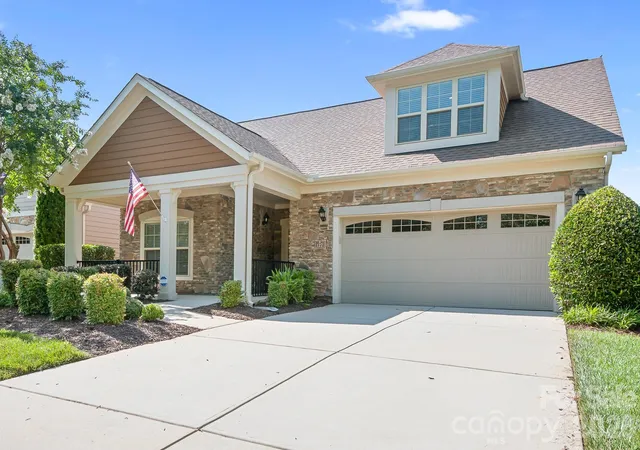 Photo 3 of Single family home for sale at 127 Brawley Point Cir, Mooresville, NC 28117 | MLS# 4399063 | Listing updated on 2026-09-16