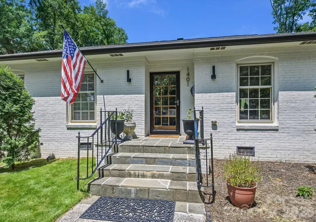 Photo 2 of Single family home for sale at 1401 Worcaster Pl, Charlotte, NC 28211 | MLS# 4399075 | Listing updated on 2026-09-03